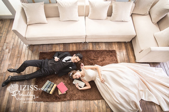 PW365 - **พร้อมส่งเฉพาะชุดผู้หญิงค่ะ** ชุดคู่ถ่ายพรีเวดดิ้ง (prewedding dress) & ชุดแต่งงานแฟนซี (Fancy wedding dress)ชายหญิง "ธีมสีขาวครีม-ดำ"