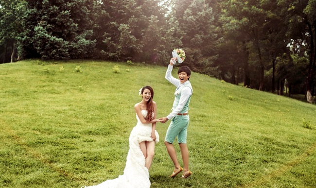 PW021 - **พรีออเดอร์ค่ะ** ชุดคู่ถ่ายพรีเวดดิ้ง (prewedding dress) & ชุดแต่งงานแฟนซี (Fancy wedding dress)ชายหญิง "ธีมสีขาว-เขียว"