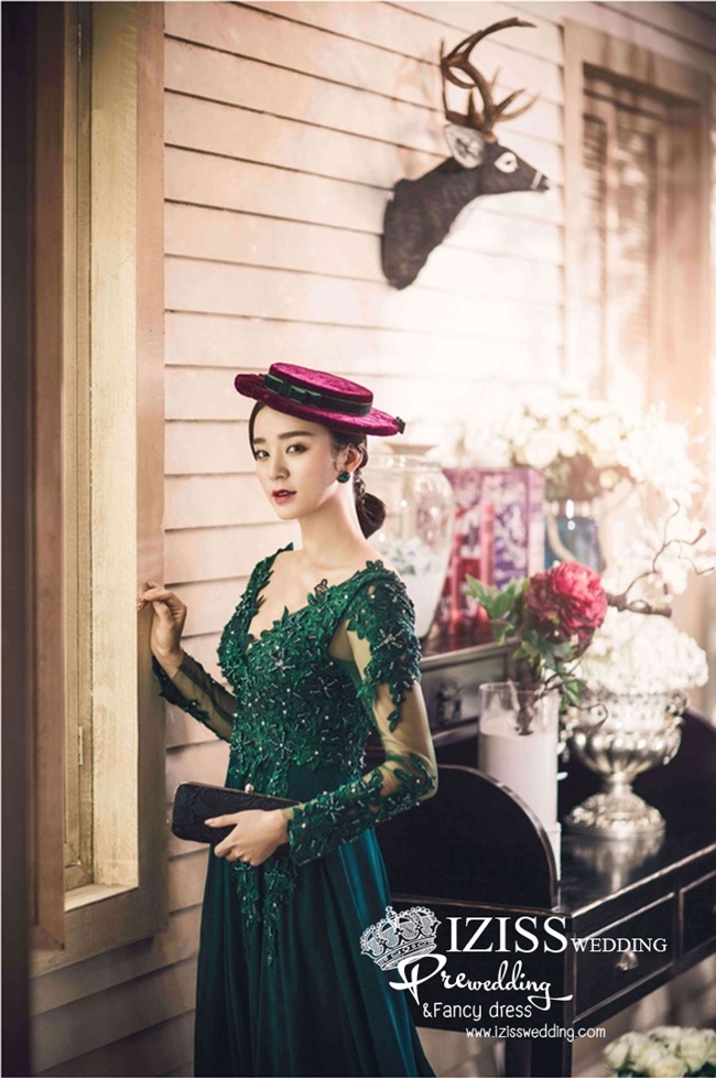 PW473- **พรีออเดอร์เฉพาะชุดผู้หญิง**ชุดแต่งงานแฟนซี ชุดเดรสสีเขียว ชุดถ่ายพรีเวดดิ้ง (prewedding dress) & ชุดแต่งงานแฟนซี (Fancy wedding dress) "ธีมสีเขียวเข้ม"