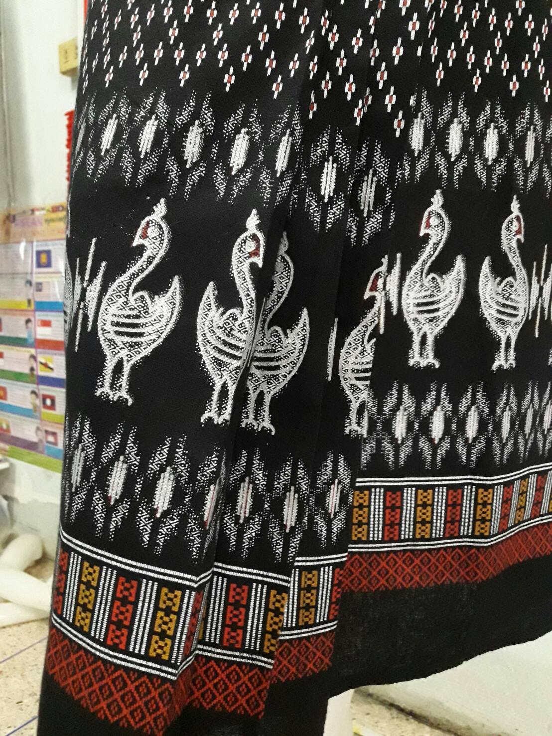 ผ้าซิ่นสำเร็จรูปผ้าซิ่นผ้าฝ้ายสีดำ แบบป้ายแต่ง 3 จีบกระดุมผ้าปั้ม ผ้าถุงสำเร็จรูปสีดำ ผ้ามัดหมี่อิสานสำเร็จสำเร็จรูป