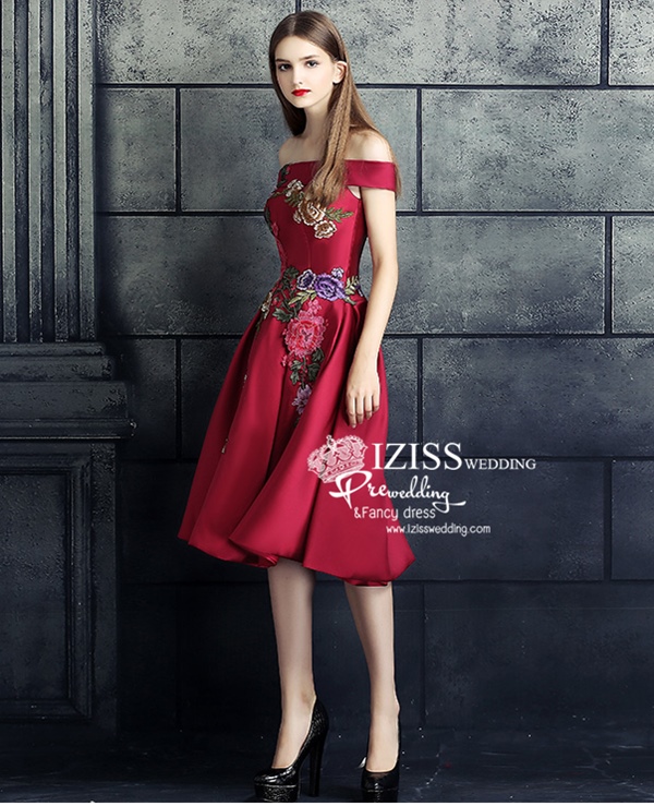 PW541 - **พรีออเดอร์ค่ะ พรีออเดอร์มี 5 สีทั้งสั้น+ยาวค่ะ สีแดง แดงไวน์ เขียว น้ำเงินและม่วงค่ะ** ชุดกี่เพ้าสั้นสีแดง ชุดยกน้ำชา ชุดคู่ถ่ายพรีเวดดิ้ง (prewedding dress) & ชุดแต่งงานแฟนซี (Fancy wedding dress)ชายหญิง "ธีมสีแดง"