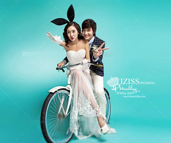 PW552- **พรีออเดอร์ค่ะ**ชุดคู่ถ่ายพรีเวดดิ้ง (prewedding dress) & ชุดแต่งงานแฟนซี (Fancy wedding dress)ชายหญิง "ธีมสีขาว ดำ"