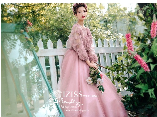 PW566- **พร้อมส่งค่ะ**ชุดคู่ถ่ายพรีเวดดิ้ง (prewedding dress) & ชุดแต่งงานแฟนซี (Fancy wedding dress)ชายหญิง "ธีมสีชมพูกลีบบัว"