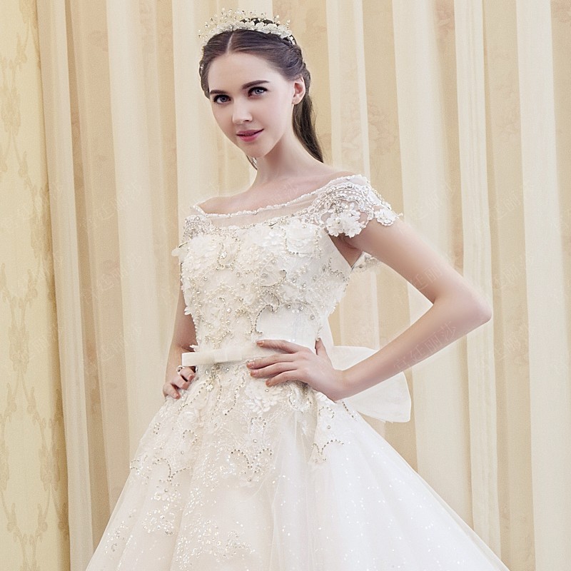 BRL050 **พรีออเดอร์**ชุดแต่งงานหรูหราประดับดอกไม้ผสมเพชรและคริสตัล สวยงามดุจเจ้าหญิง