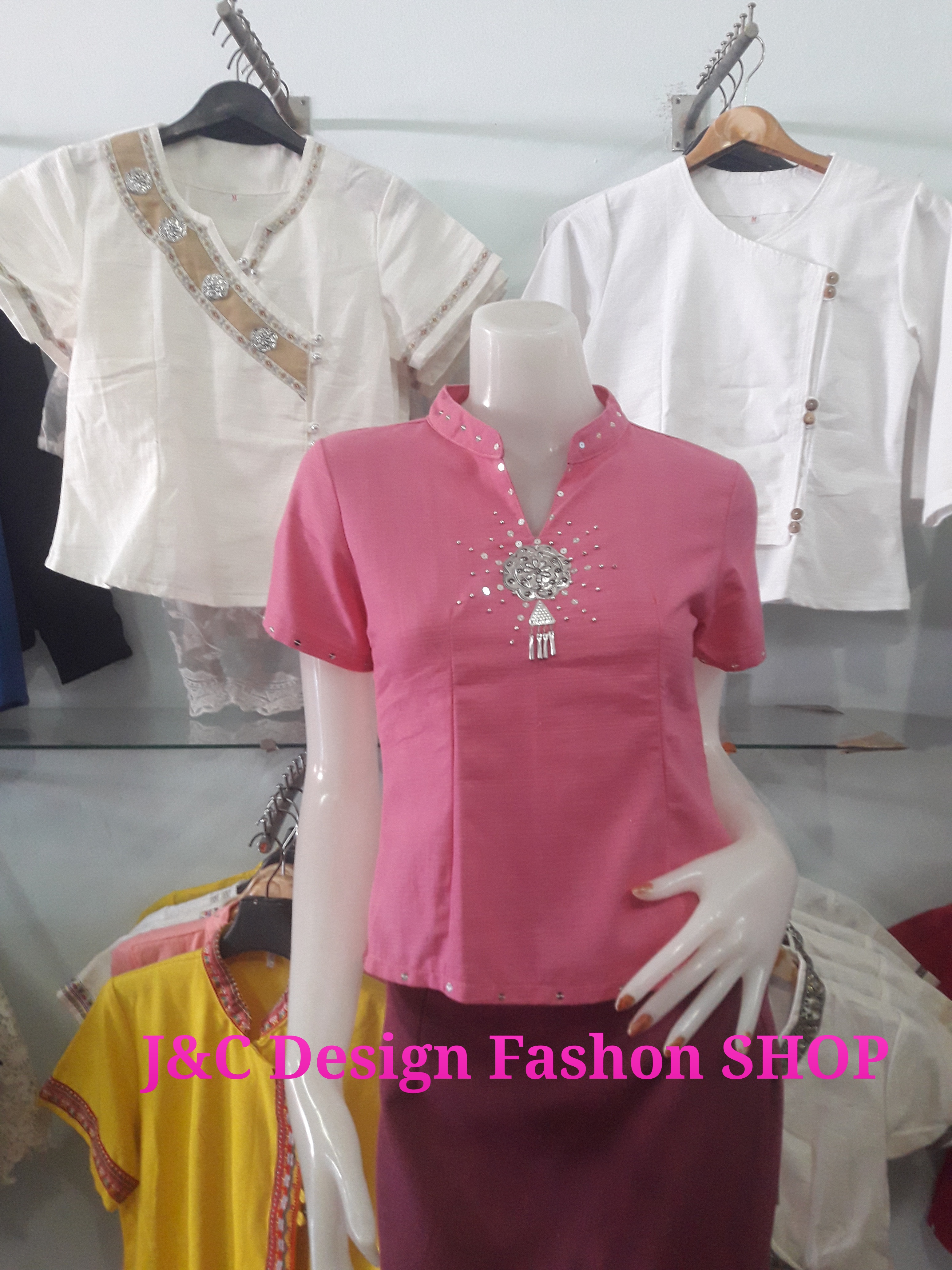 เสื้อผ้าไทยพื้นเมืองสีชมพู เสื้อผ้าฝ้าย เสื้อใส่ผ้าซิ่น เสื้อผ้าฝ้ายสีชมพูคอจีนซีฟหลัง