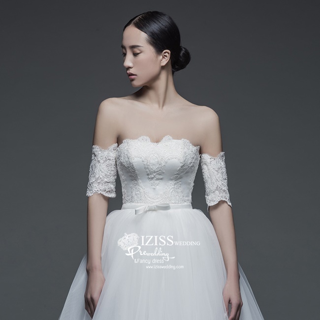 BRL058 **พรีออเดอร์**ชุดแต่งงานสีขาวหรูหราประดับดอกไม้ผสมเพชรและคริสตัล สวยงามดุจเจ้าหญิง