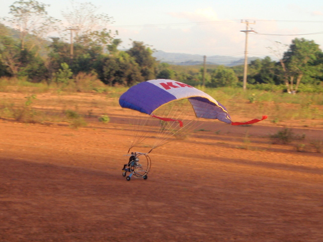 ร่มบินบังคับ
