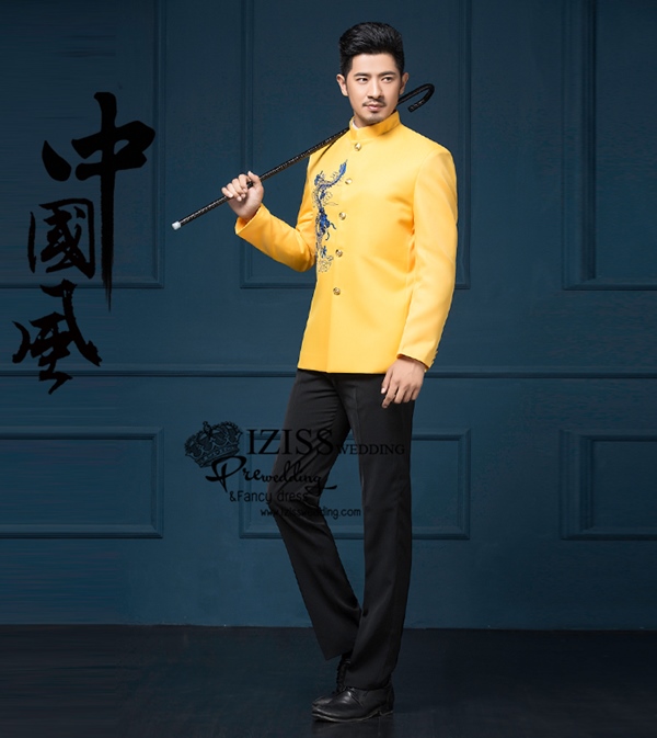 ST001- **พรีออเดอร์**สูทจีนผู้ชายสีเหลืองแขนยาวปักลายมังกรสีน้ำเงิน ติดกระดุมสีทอง พร้อมกางเกงสีดำขาสอบ ชุดสูทเจ้าบ่าว สูทแฟนซี ถ่ายพรีเวดดิ้ง & ชุดแต่งงานแฟนซี (Fancy wedding dress) สูทผู้ชายสีเหลือง