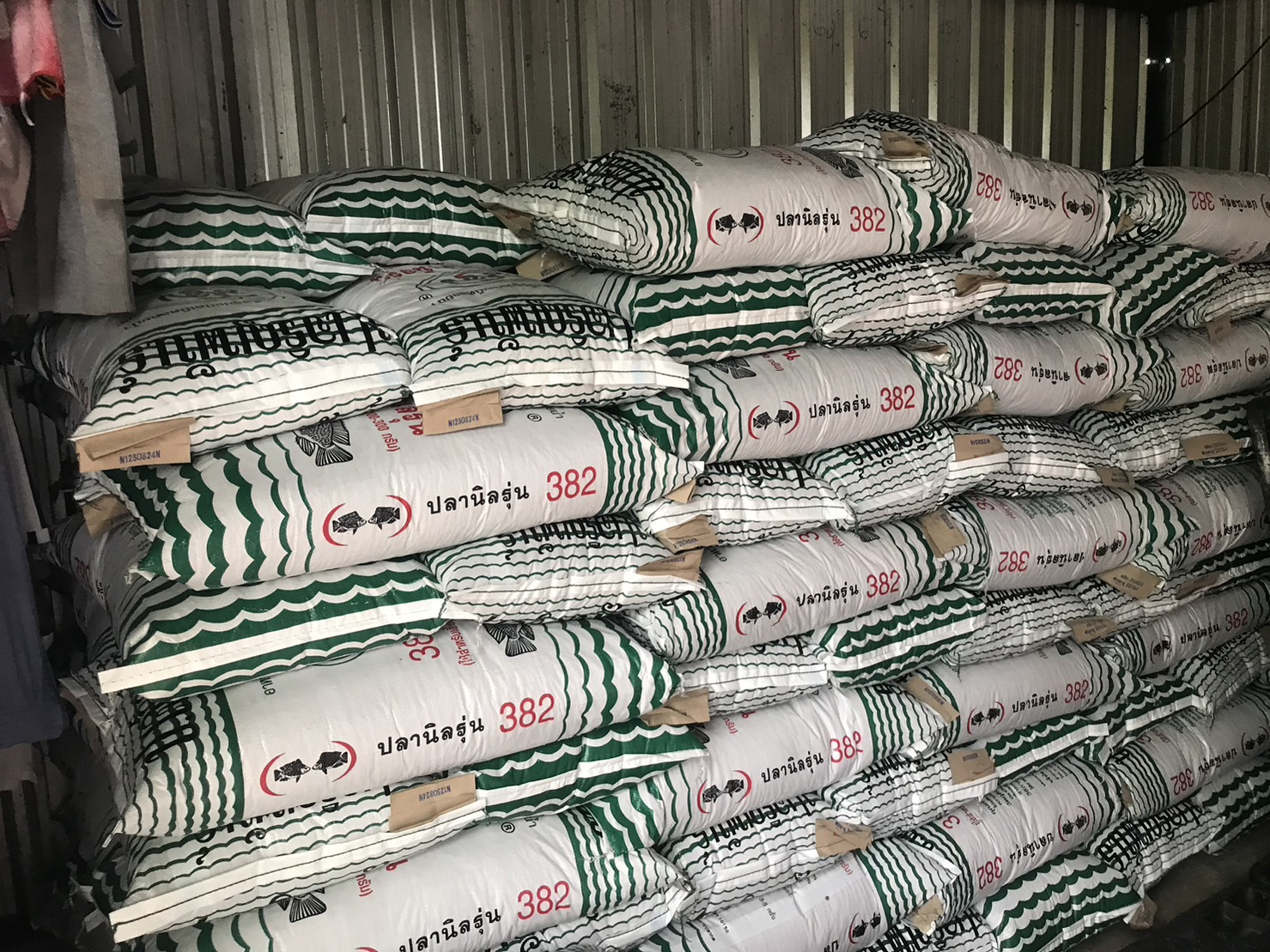 อาหารปลานิล ป.เจริญพันธ์ 832 ปลานิลกระชังระยะสอง 30 % โปรตีน