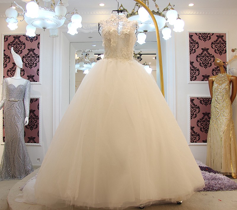 BRL006 **พรีออเดอร์หางปกติ/หางยาว**ชุดแต่งงานหรูหราประดับดอกไม้ผสมเพชรและคริสตัล สวยงามดุจเจ้าหญิง