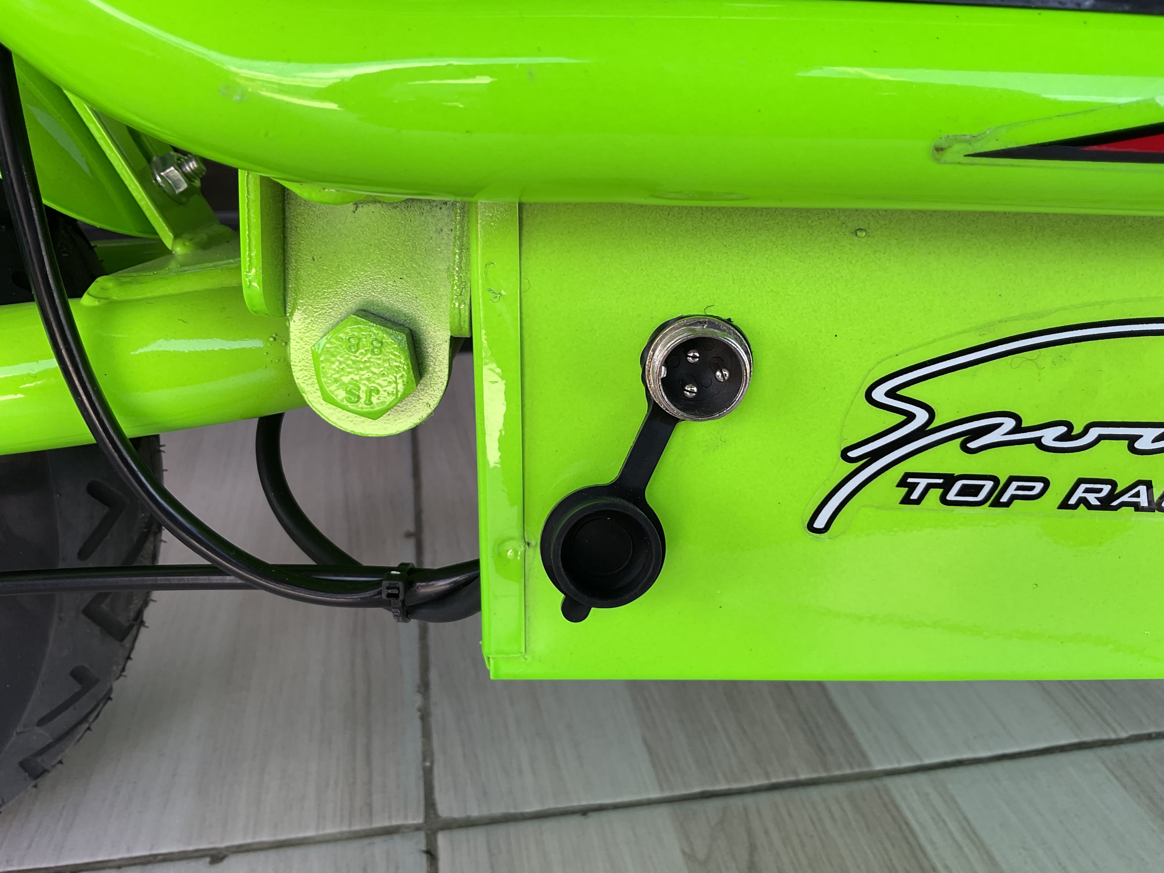 สกู๊ตเตอร์ไฟฟ้า 36v 350w ล้อ 10 นิ้ว ยางลม แบต 3 ก้อน ความเร็ว 25 กม./ชม. มีที่นั่งซ้อนท้าย