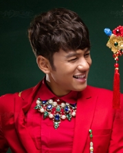 PW375 - **พรีออเดอร์** ชุดกี่เพ้าสีเขียว ชุดคู่ถ่ายพรีเวดดิ้ง (prewedding dress) & ชุดแต่งงานแฟนซี (Fancy wedding dress)ชายหญิง "ธีมสีเขียว-แดง"