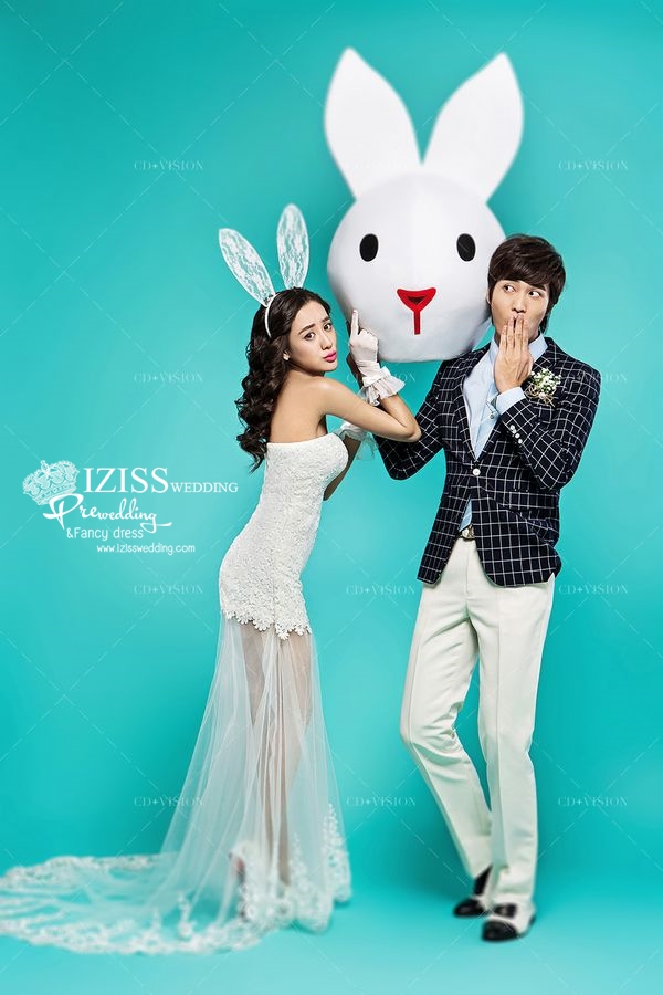 PW552- **พรีออเดอร์ค่ะ**ชุดคู่ถ่ายพรีเวดดิ้ง (prewedding dress) & ชุดแต่งงานแฟนซี (Fancy wedding dress)ชายหญิง "ธีมสีขาว ดำ"