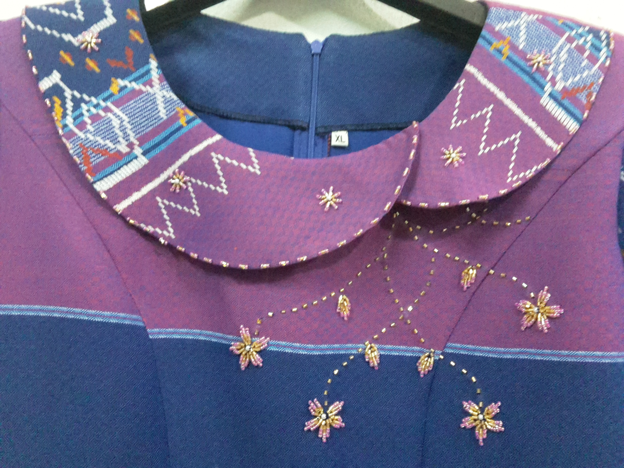 ชุดผ้าไทยคอบัวหยักซ้อนสีน้ำเงิน ชุดแซกผ้าไทยลายมัดหมี่สีน้ำเงิน ชุดผ้าไทยผ้าพื้นเมือง ชุดผ้าไทยฝ้ายแต่งผ้ามัดหมี่ชุดทำงานผ้าไทย สำเนา