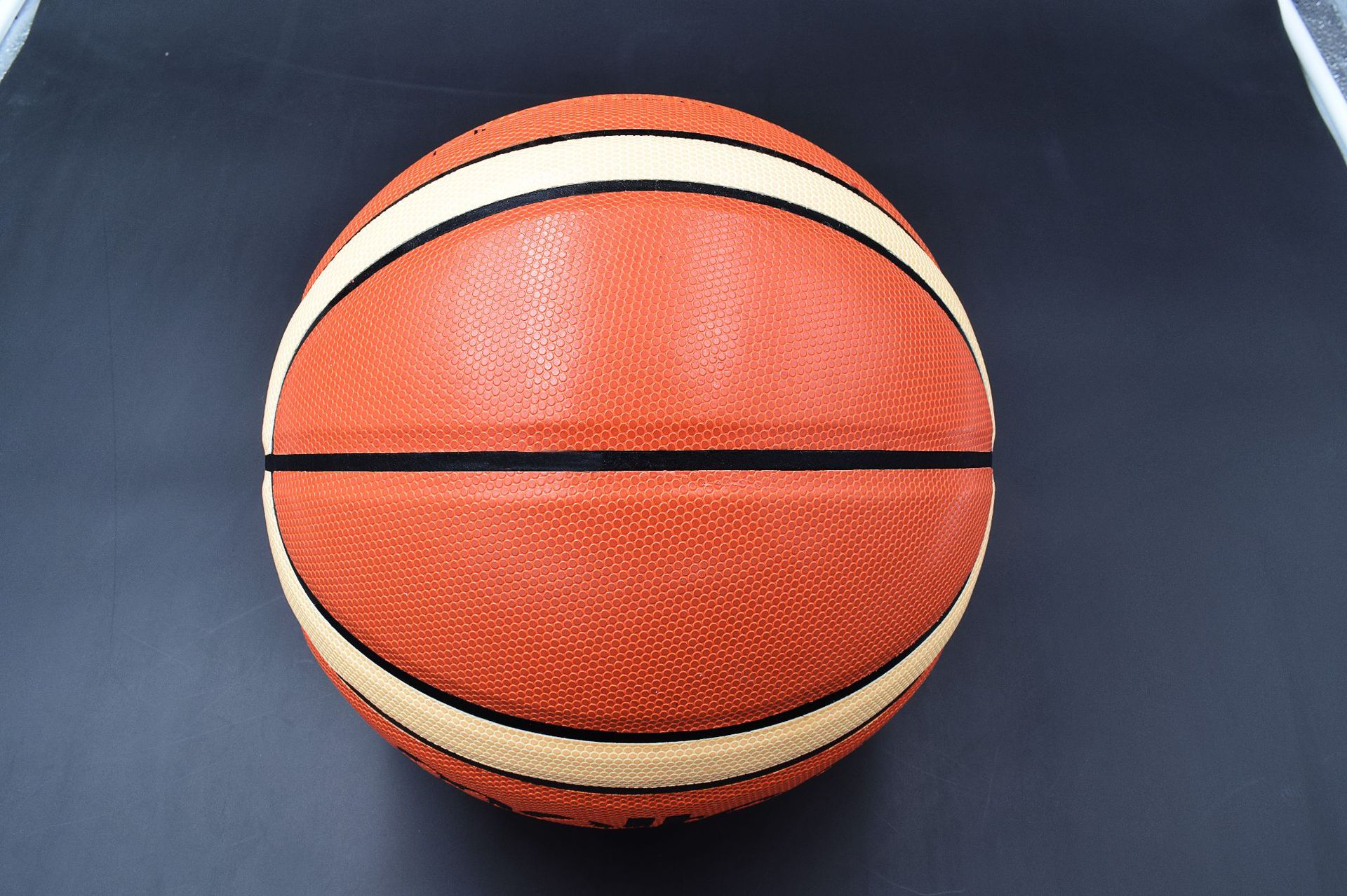 ลูกบาสเก็ตบอล Molten PU Premium Leather ขนาดเบอร์ 7 มาตรฐาน รุ่น GG7X