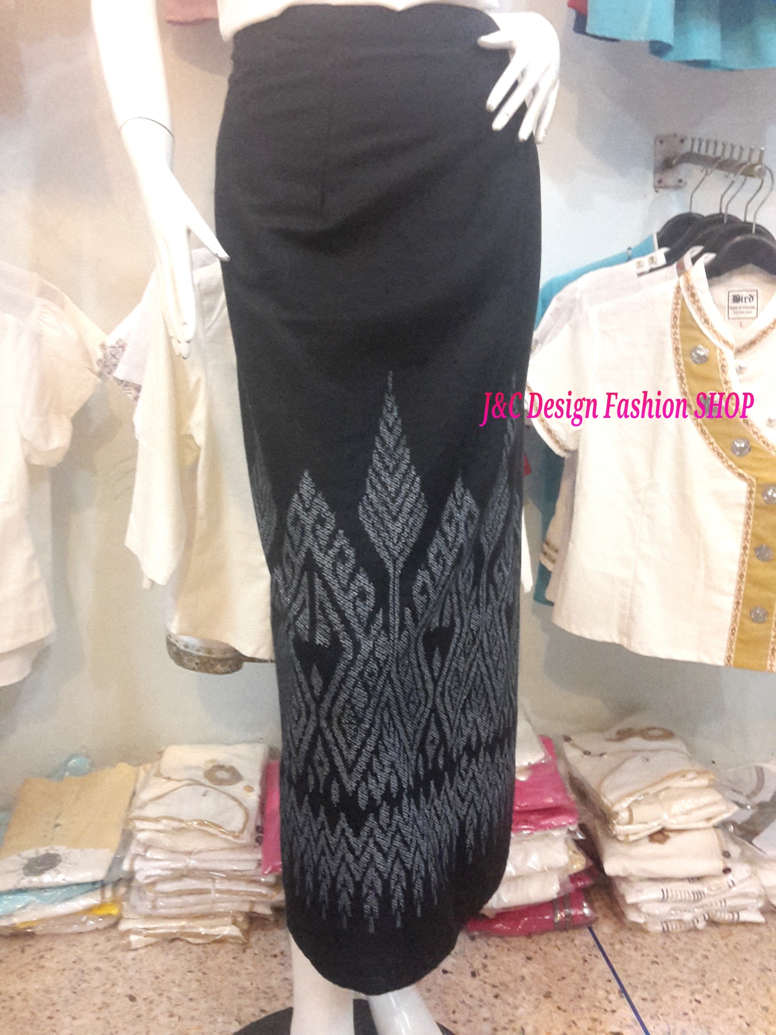 ผ้าถุงสำเร็จรูปแบบป้ายเลื่อนตะขอผ้าสีดำ ผ้าถุงสำเร็จรูปมัดหมี่สีดำ ผ้าฝ้ายมัดหมี่ตัดสำเร็จสีดำ พร้อมส่ง