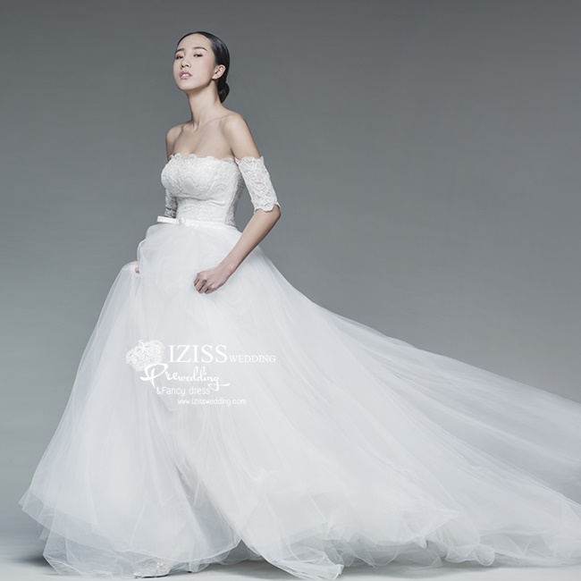 BRL058 **พรีออเดอร์**ชุดแต่งงานสีขาวหรูหราประดับดอกไม้ผสมเพชรและคริสตัล สวยงามดุจเจ้าหญิง