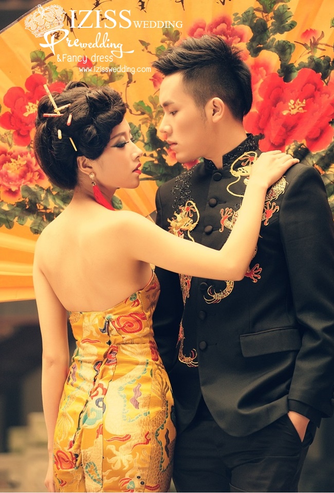 PW313 - **พร้อมส่งเฉพาะชุดผู้ชายค่ะ** ชุดคู่ถ่ายพรีเวดดิ้งสไตล์จีน (prewedding dress) ชุดกี่เพ้าสีเหลือง & ชุดแต่งงานแฟนซี (Fancy wedding dress)ชายหญิง "ธีมกี่เพ้าสีเหลือง-ดำ"
