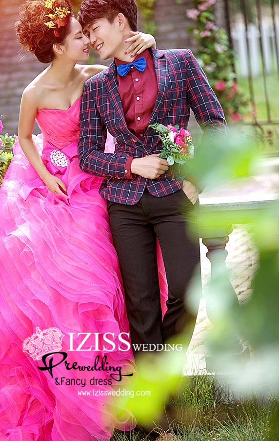 PW315 - **พรีออเดอร์เฉพาะชุดผู้หญิง** ชุดคู่ถ่ายพรีเวดดิ้ง (prewedding dress) & ชุดแต่งงานแฟนซี (Fancy wedding dress)ชายหญิง "ธีมสีชมพู-แดงน้ำเงิน"