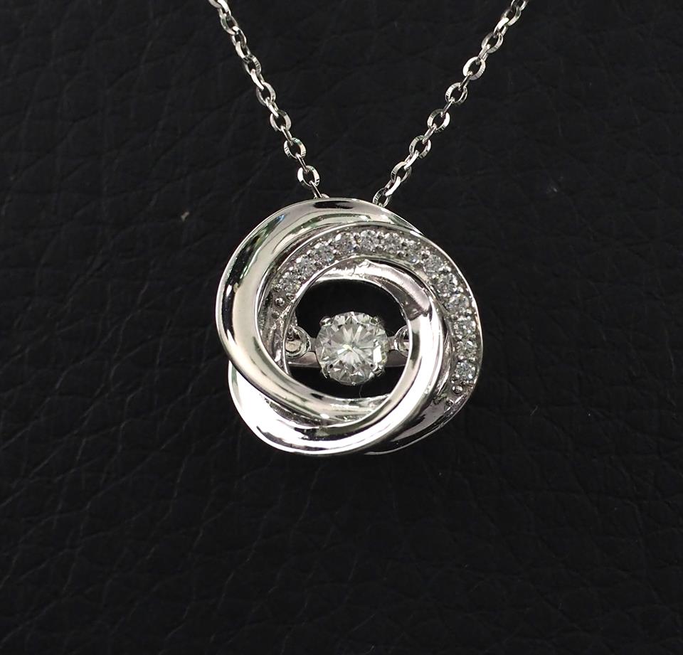 จี้+สร้อยเพชร Dancing Diamond หมายเลข P48 เพชรเม็ดกลาง 20 ตัง เพชรน.นรวม 26 ตังราคาปกติ 32,000 บาท ราคาพิเศษ 23,900 บาท สนใจทัก https://line.me/R/ti/p/%40passiongems