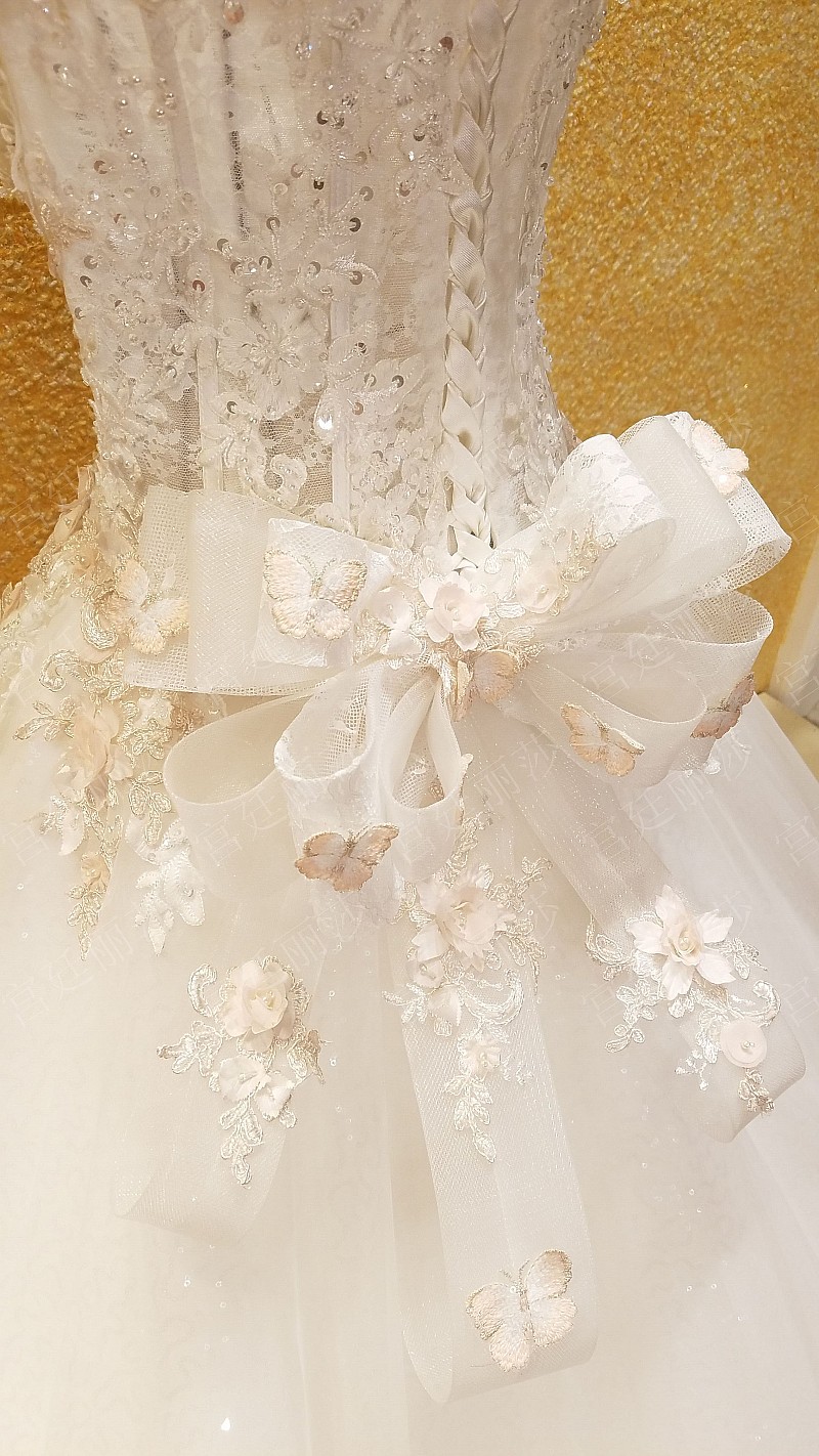 BRL039 **เลิกผลิต**ชุดแต่งงานหรูหราประดับดอกไม้ผสมเพชรและคริสตัล สวยงามดุจเจ้าหญิง