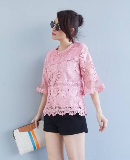 เสื้อลูกไม้สไตน์เกาหลีสีชมพูเสื้อลูกไม้สไตน์วัยรุ่นสีชมพูกระปิ เสื้อผ้าไทยใส่กับผ้าซิ่น เสื้อผ้าฝ้ายใส่กับผ้าถุงสีชมพูกลีบบัว เสื้อใส่ผ้าซิ่น เสื้อลูกไม้พาดาแขนสั้นสีชมพูกระปิ