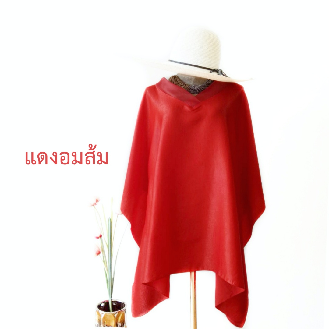 ไหมเกาหลีทรงผีเสื้อ สีแดงอมส้ม แต่งคอวีผ้าแก้ว อก 56 นิ้ว สวยเรียบหรู เนื้อผ้าวิ้งๆยามต้องแสงไฟ สวยสไตล์คุณนาย