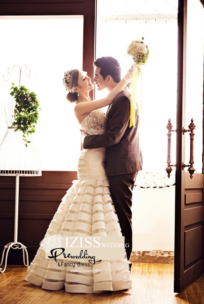 PW326 - **พรีออเดอร์ค่ะ** ชุดคู่ถ่ายพรีเวดดิ้ง (prewedding dress) & ชุดแต่งงานแฟนซี (Fancy wedding dress)ชายหญิง "ธีมชุดเจ้าสาวสีขาว-น้ำตาลเข้ม"