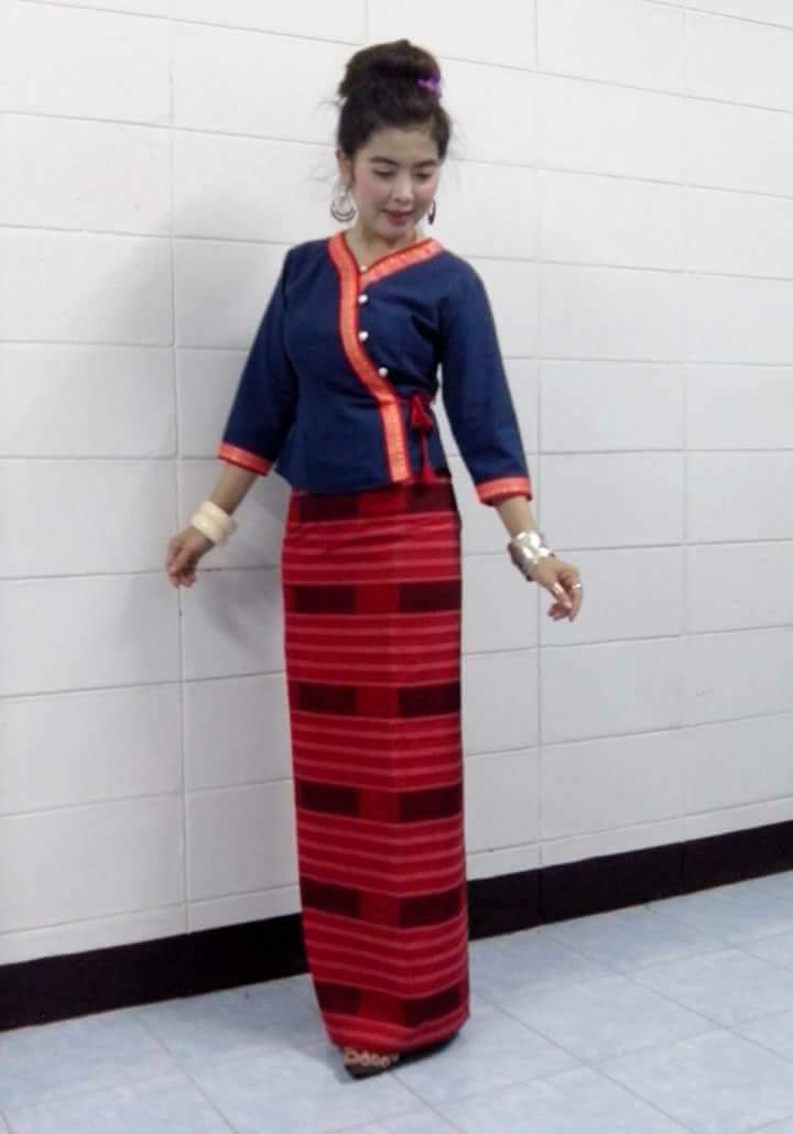 เสื้อผ้าไทยสีกรมท่าเดินเทปคู่ #เสื้อผ้าฝ้ายสีกรท่าคอจีน #เสื้อทำงานผ้าไทยสสีกใคอจีน #เสื้อผ้าฝ้ายสีกรมท่าแขนสามส่วน แต่งกุ้นสีครีมเทปคู่ #เสื้อภูไทยสีกรมท่า