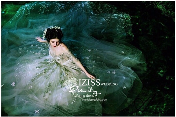 PW487- **พรีออเดอร์เฉพาะชุดผู้หญิง**ชุดแต่งงานแฟนซี ชุดเดรสสีเขียว ชุดถ่ายพรีเวดดิ้ง (prewedding dress) & ชุดแต่งงานแฟนซี (Fancy wedding dress) "ธีมสีเขียวอ่อน"