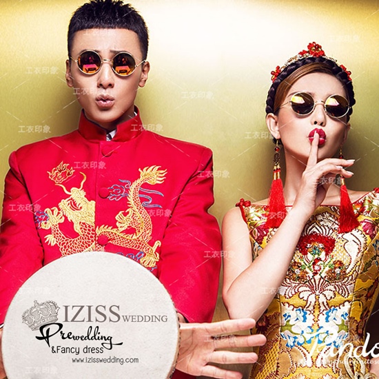 PW493 - **พรีออเดอร์ค่ะ** ชุดกี่เพ้าสีแดงทั้งเซ็ท ชุดคู่ถ่ายพรีเวดดิ้ง (prewedding dress) & ชุดแต่งงานแฟนซี (Fancy wedding dress)ชายหญิง "ธีมสีแดง เหลืองทอง"