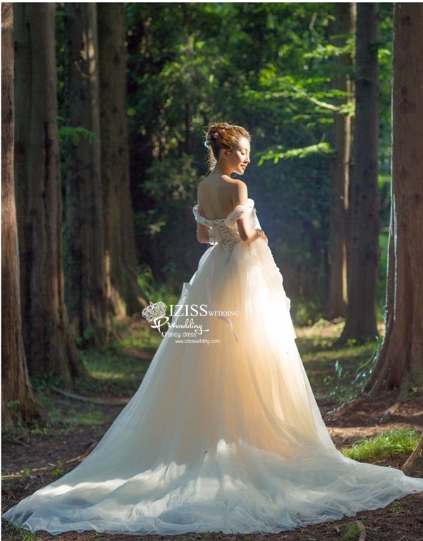 PW477-**พรีออเดอร์**ชุดแต่งงานเดรสสีขาวครีม ชุดยกน้ำชา ชุดถ่ายพรีเวดดิ้ง (prewedding dress) & ชุดแต่งงานแฟนซี (Fancy wedding dress) "ธีมสีขาวครีม"