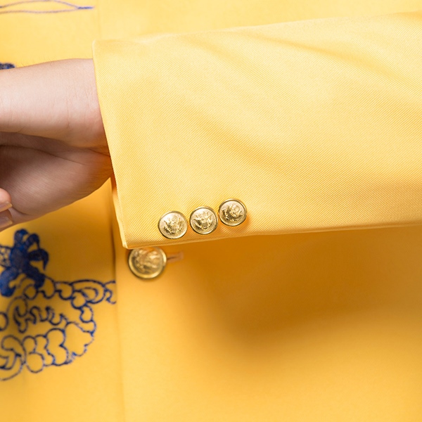 ST001- **พรีออเดอร์**สูทจีนผู้ชายสีเหลืองแขนยาวปักลายมังกรสีน้ำเงิน ติดกระดุมสีทอง พร้อมกางเกงสีดำขาสอบ ชุดสูทเจ้าบ่าว สูทแฟนซี ถ่ายพรีเวดดิ้ง & ชุดแต่งงานแฟนซี (Fancy wedding dress) สูทผู้ชายสีเหลือง