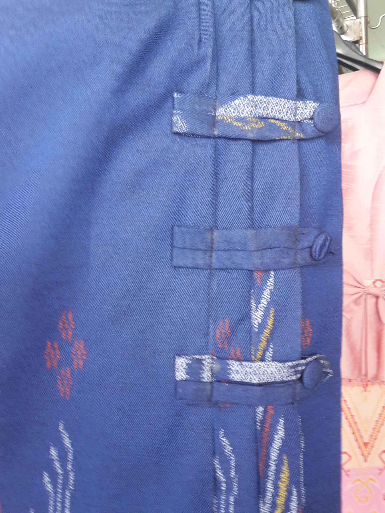 ผ้าซิ่นสำเร็จรูปผ้าซิ่นผ้าฝ้าย แบบป้ายแต่งจีบกระดุมปั้มลายฉัตรนาค ผ้าซิ่นตัดสำเร็จลายฉัตรนาคย้อมคราม