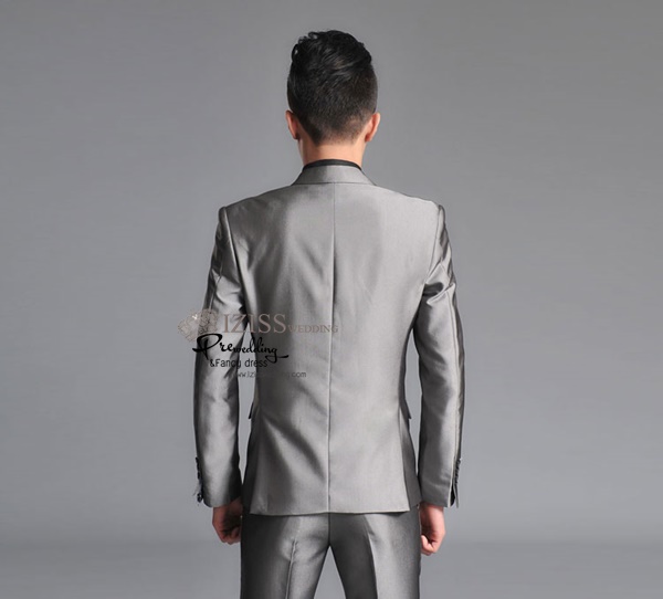 ST060- **พรีออเดอร์**สูทผู้ชายสีเทาเงินมันวาว แขนยาว แบบ 4 กระดุม พร้อมกางเกง ชุดสูทเจ้าบ่าว สูทแฟนซี ถ่ายพรีเวดดิ้ง & ชุดแต่งงานแฟนซี (Fancy wedding dress) สูทผู้ชายสีเทาเงิน