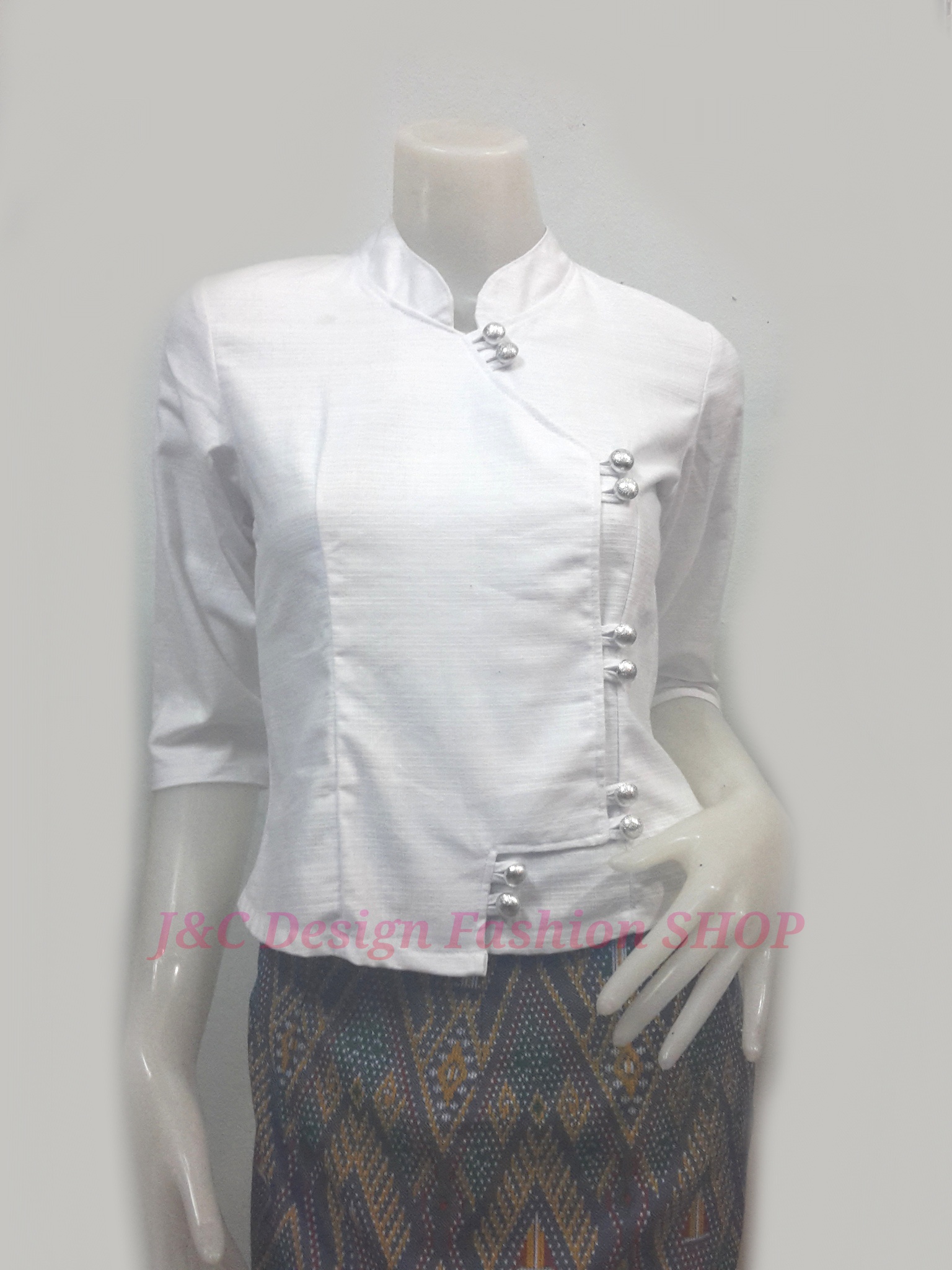 เสื้อผ้าไทยคอจีนแขนสามส่วนสีขาว เสื้อผ้าฝ้ายสวยๆสีขาว เสื้อทำงานผ้าไทยแขนสามส่วน เสื้อผ้าฝ้ายคอจีนสีขาว