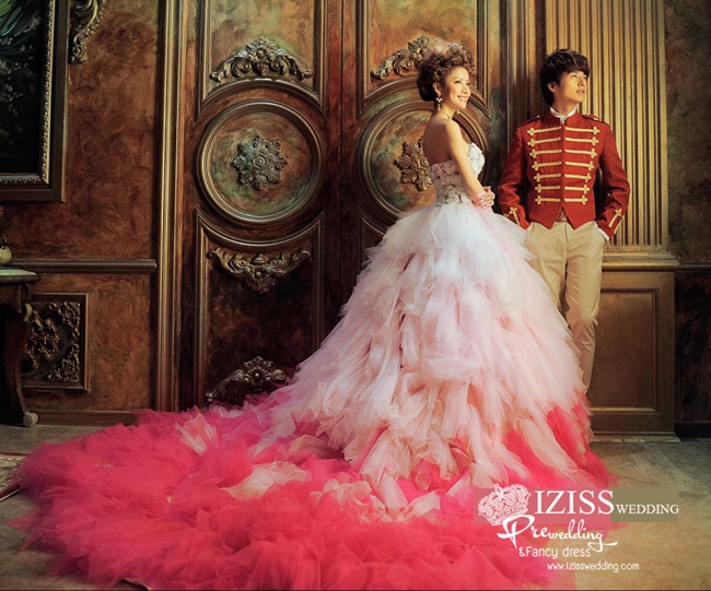 PW384 - **พรีออเดอร์ค่ะ** ชุดคู่ถ่ายพรีเวดดิ้งสไตล์เจ้าหญิงเจ้าชาย (prewedding dress) & ชุดแต่งงานแฟนซี (Fancy wedding dress)ชายหญิง "ธีมสีขาวชมพู-แดง"