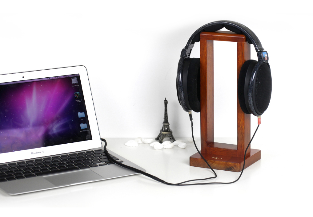ขาย FiiO HS1 ขาไม้ตั้งหูฟังสุดเดิ้ล มาพร้อมกระเป๋าใส่ Headphone ปกป้องหูฟังตัวโปรดของคุณในราคาเบาๆ