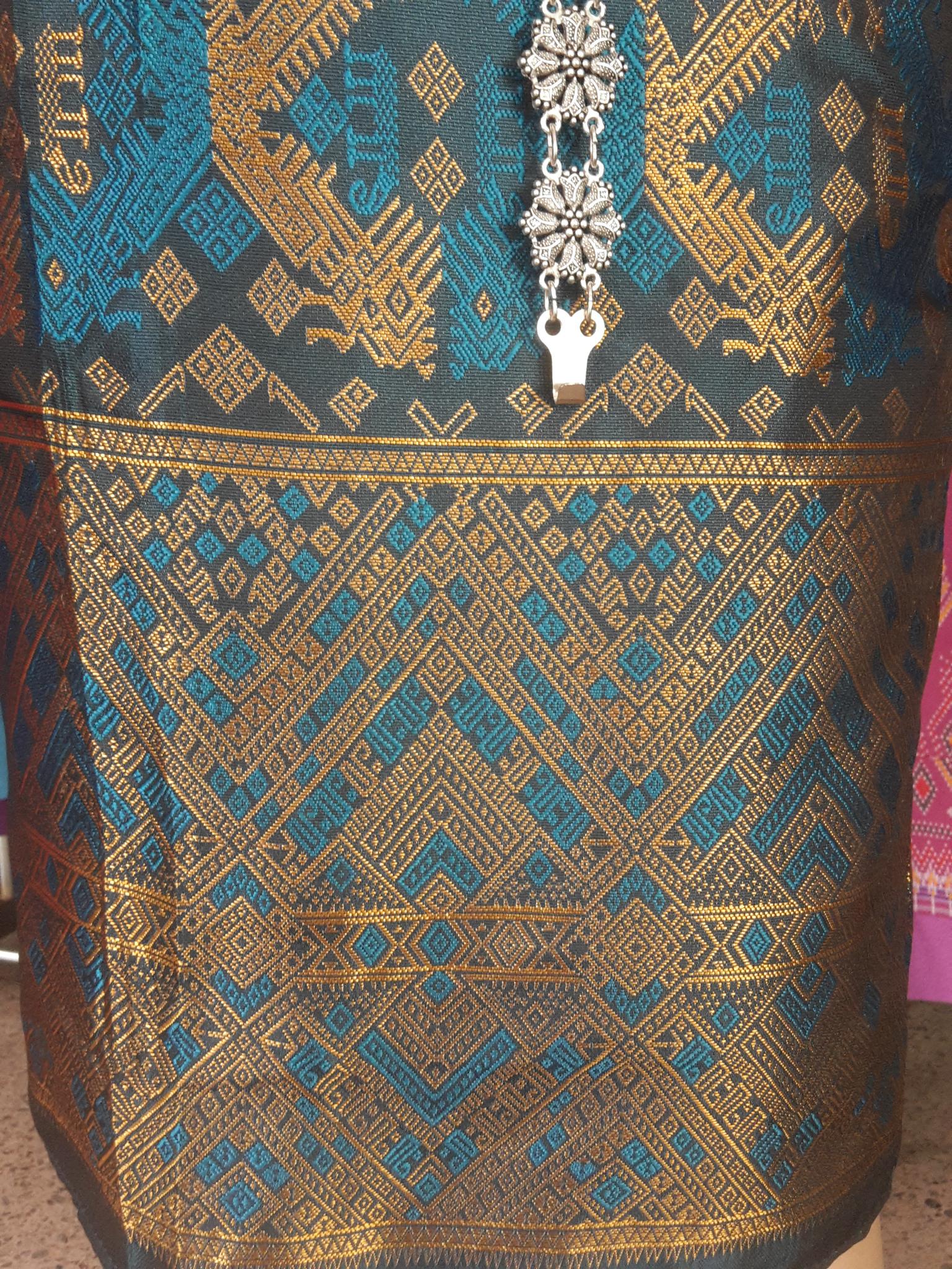 ผ้าถุงไหมลาวสำเร็จรูป ผ้าซิ่นสำเร็จรูปผ้าซิ่นตีนจกไหมลาว แบบป้ายเลื่อนตะขอ สีฟ้าอมเขียวเมทอลลิค