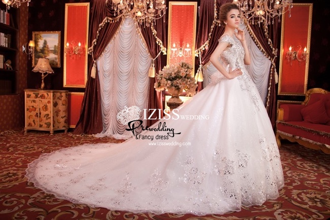 BRL001 **พรีออเดอร์**ชุดแต่งงานหรูหราประดับดอกไม้ผสมเพชรและคริสตัล สวยงามดุจเจ้าหญิง