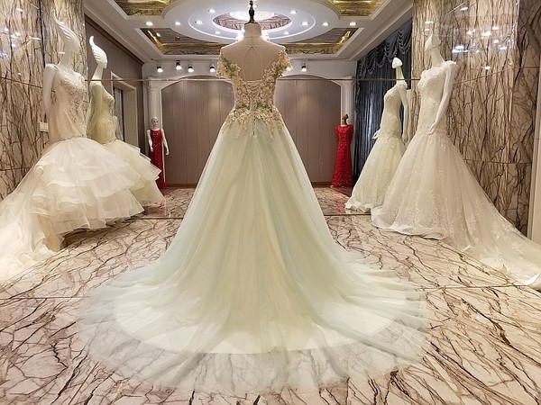 BRL081 **พรีออเดอร์**ชุดแต่งงานสีเขียวหรูหราประดับดอกไม้ผสมเพชรและคริสตัล สวยงามดุจเจ้าหญิง