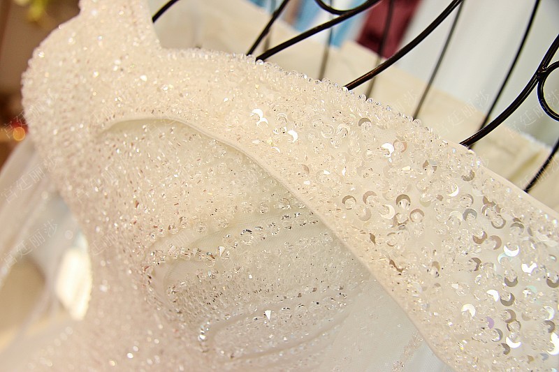 BRL021 **พรีออเดอร์**ชุดแต่งงานหรูหราประดับดอกไม้ผสมเพชรและคริสตัล สวยงามดุจเจ้าหญิง