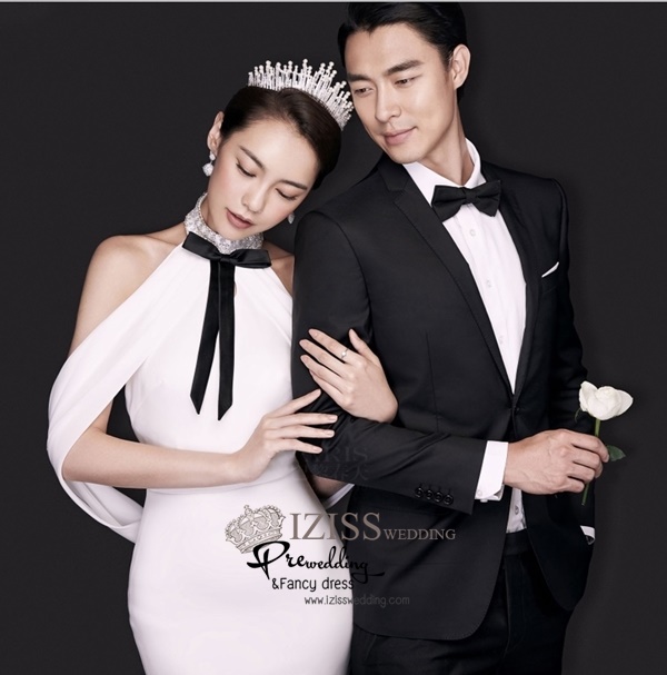 PW595 - **พรีออเดอร์ค่ะ** ชุดราตรีสีขาว สูทสีดำ ชุดคู่ถ่ายพรีเวดดิ้ง (prewedding dress) & ชุดแต่งงานแฟนซี (Fancy wedding dress)ชายหญิง "ธีมสีขาว ดำ"