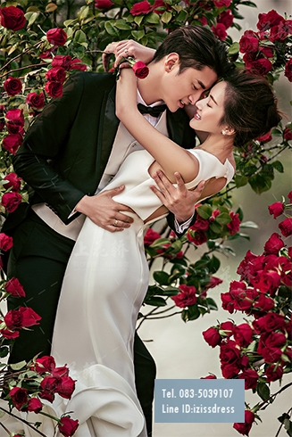 PW593 - **พรีออเดอร์ค่ะ** ชุดราตรีสีขาว เสื้อสูทผู้ชายสีดำ ชุดคู่ถ่ายพรีเวดดิ้ง (prewedding dress) & ชุดแต่งงานแฟนซี (Fancy wedding dress)ชายหญิง "ธีมสีขาว ดำ"