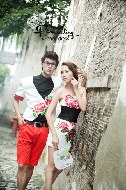 PW136 - Pre order ชุดคู่ถ่ายพรีเวดดิ้ง (prewedding dress) & ชุดแต่งงานแฟนซี (Fancy wedding dress)ชายหญิง "ธีมสีขาว-แดง"