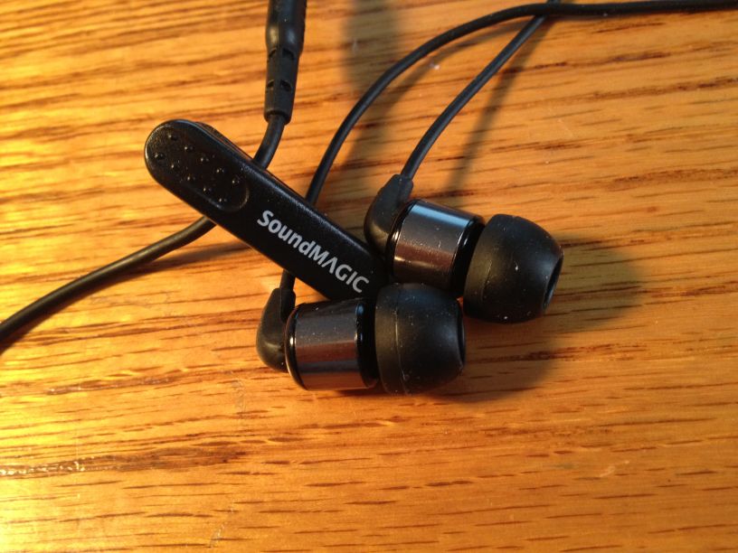 ขายหูฟัง Soundmagic PL11 หูฟังพลังเบส 2 รางวัลการันตี Trustreview และ นิตยสารStuff 5ดาวเต็ม บอดี้เหล็กไหล โดดเด่นทั้งเบส และ รูปร่างสะดุดตา ในราคาสามัญชน