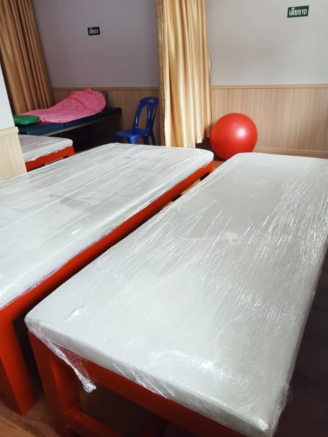 เตียงกายภาพแบบเตี้ยพร้อมเบาะ ทำจากไม้สนญี่ปุ่น ขนาด กว้าง 75 xยาว 200xสูง 50 เซนติเมตร ความสูงรวมเบาะ