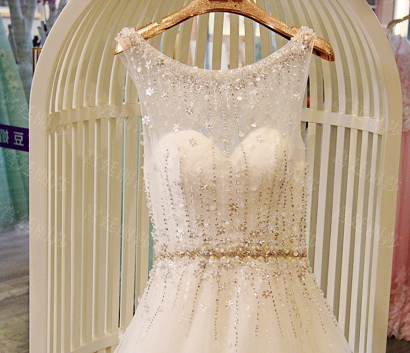 BRL023 **พรีออเดอร์**ชุดแต่งงานหรูหราประดับดอกไม้ผสมเพชรและคริสตัล สวยงามดุจเจ้าหญิง