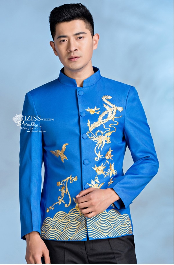 ST073 **พรีออเดอร์**สูทจีนผู้ชายสีฟ้าแขนยาวปักนกนางแอ่นสีทอง ติดกระดุมสีฟ้า พร้อมกางเกงสีดำขาสอบ ชุดสูทเจ้าบ่าว สูทแฟนซี ถ่ายพรีเวดดิ้ง & ชุดแต่งงานแฟนซี (Fancy wedding dress) สูทผู้ชายสีฟ้า-ดำ