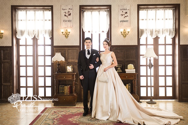 PW365 - **พร้อมส่งเฉพาะชุดผู้หญิงค่ะ** ชุดคู่ถ่ายพรีเวดดิ้ง (prewedding dress) & ชุดแต่งงานแฟนซี (Fancy wedding dress)ชายหญิง "ธีมสีขาวครีม-ดำ"